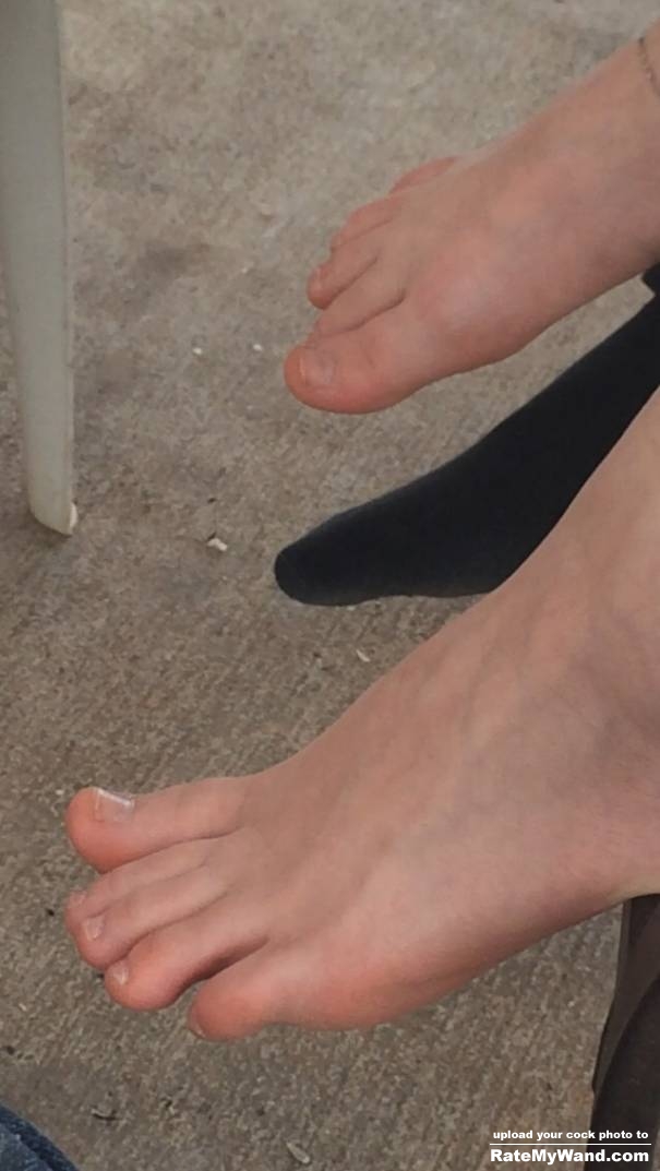 Friends Little sisters sexy toes - Rate My Wand